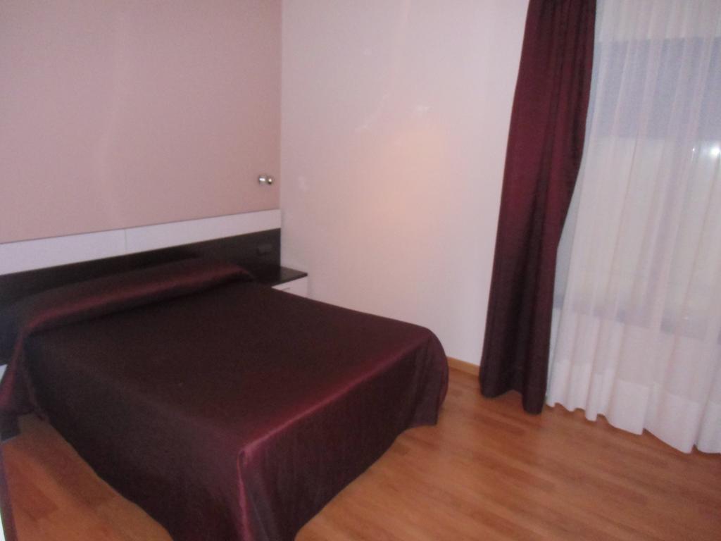 Area de Servicio Villamartín Villamartin de la Abadia Habitación foto